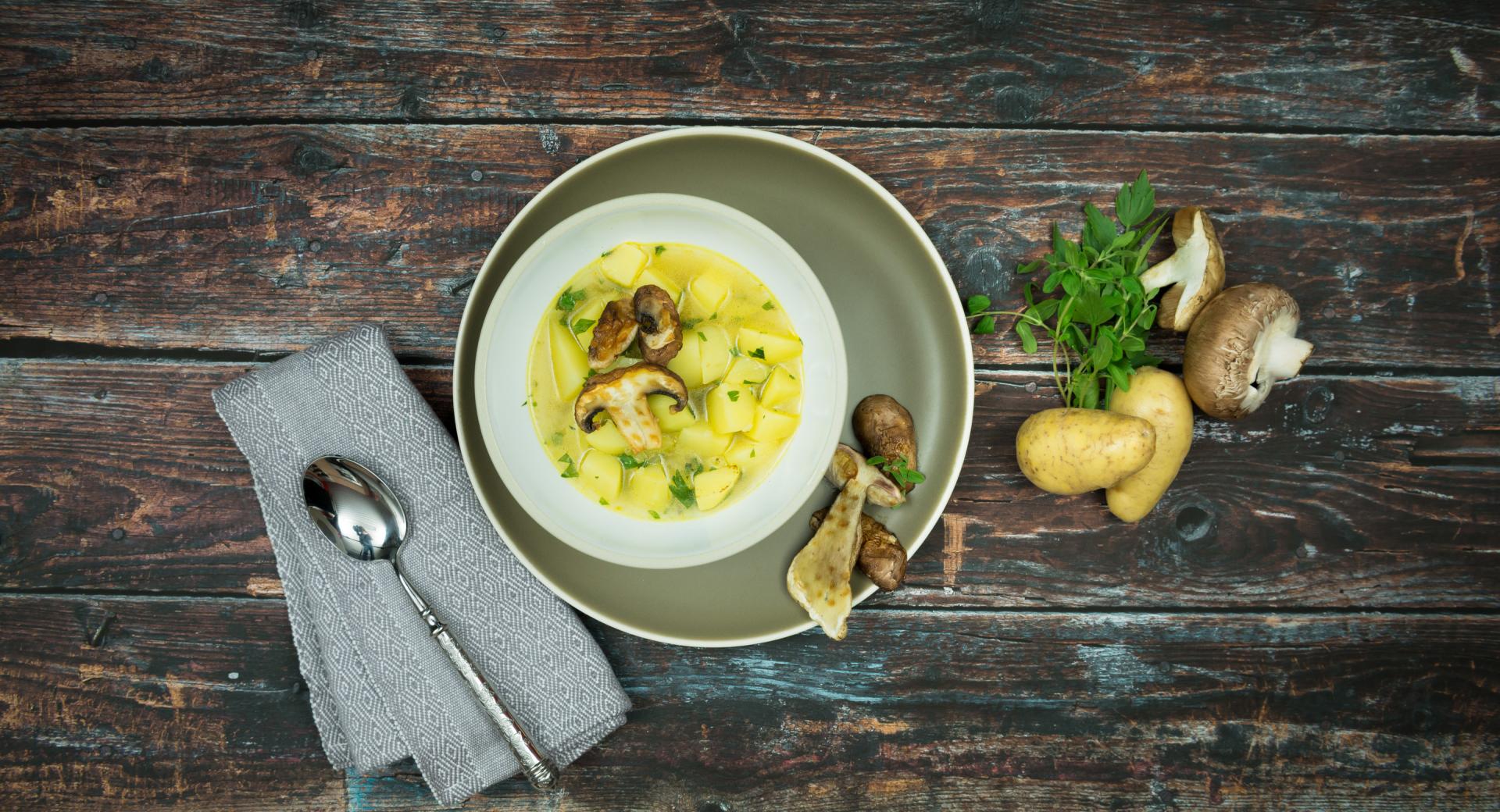 Zuppa di patate alle erbe aromatiche con funghi grigliati