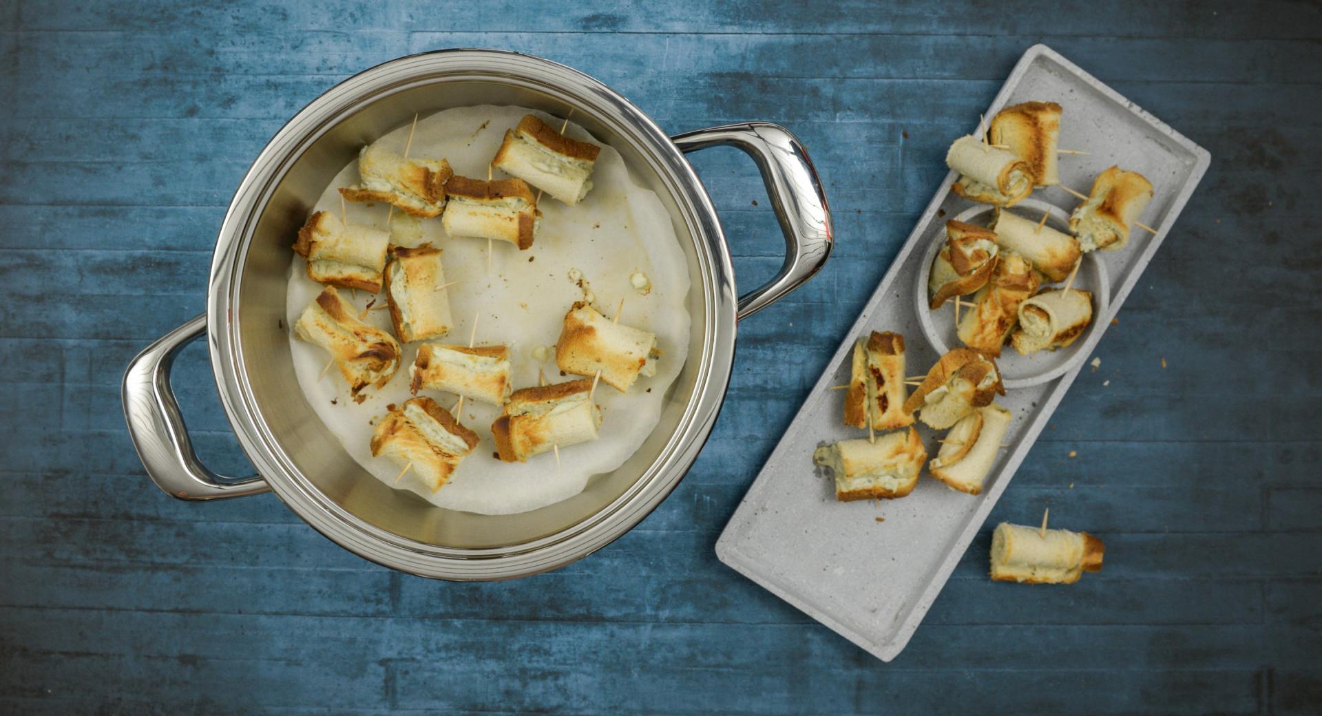 Rotolini di toast al formaggio