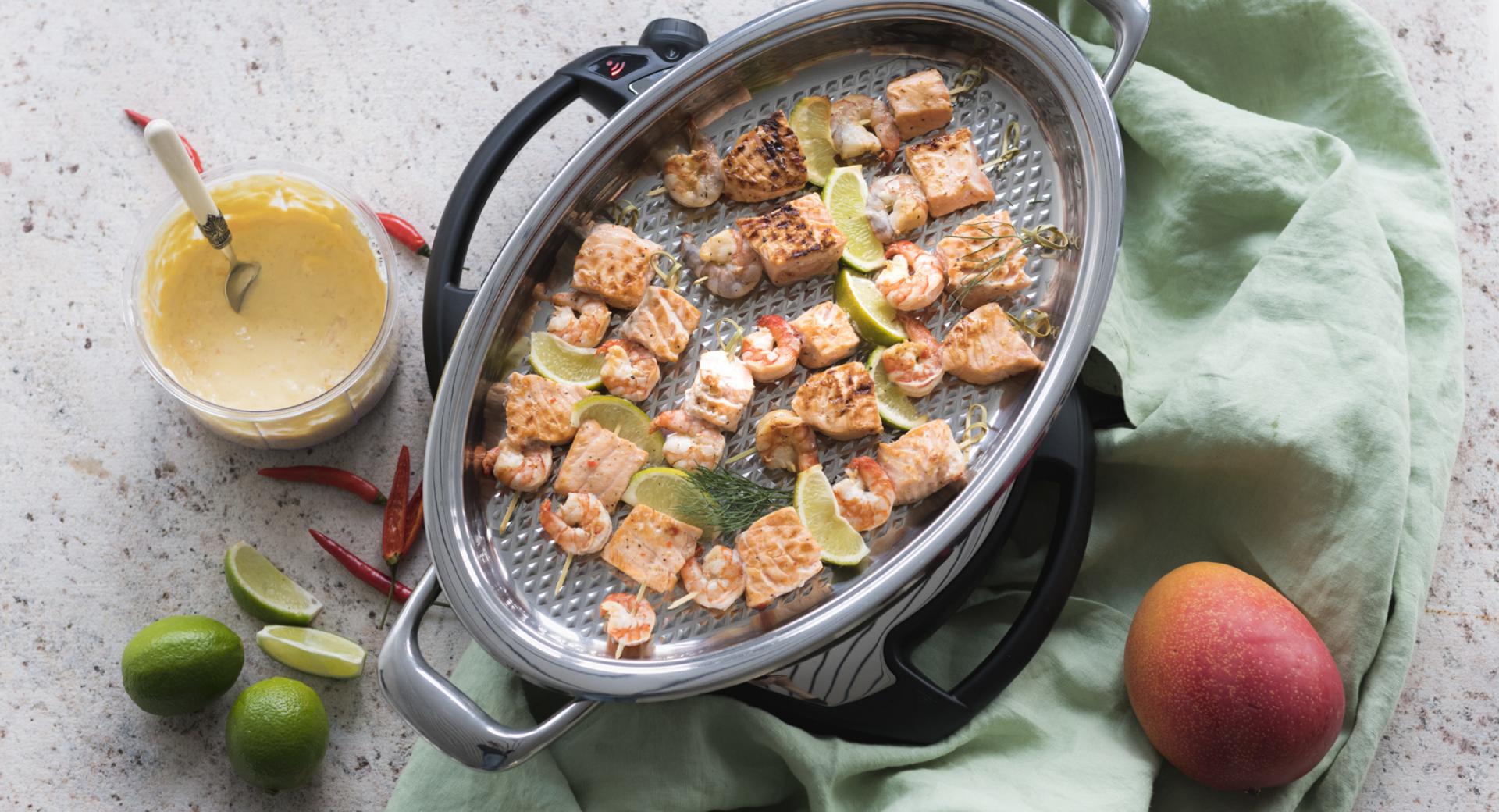 Spiedini di salmone e gamberi in marinata al lime