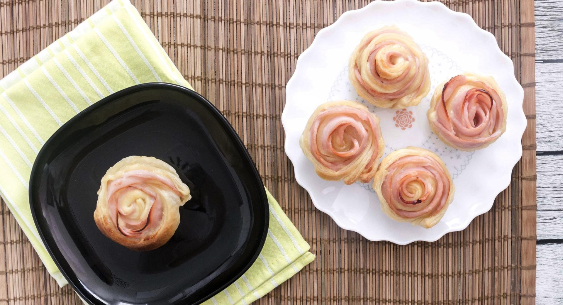 Rose di pasta sfoglia con prosciutto e formaggio