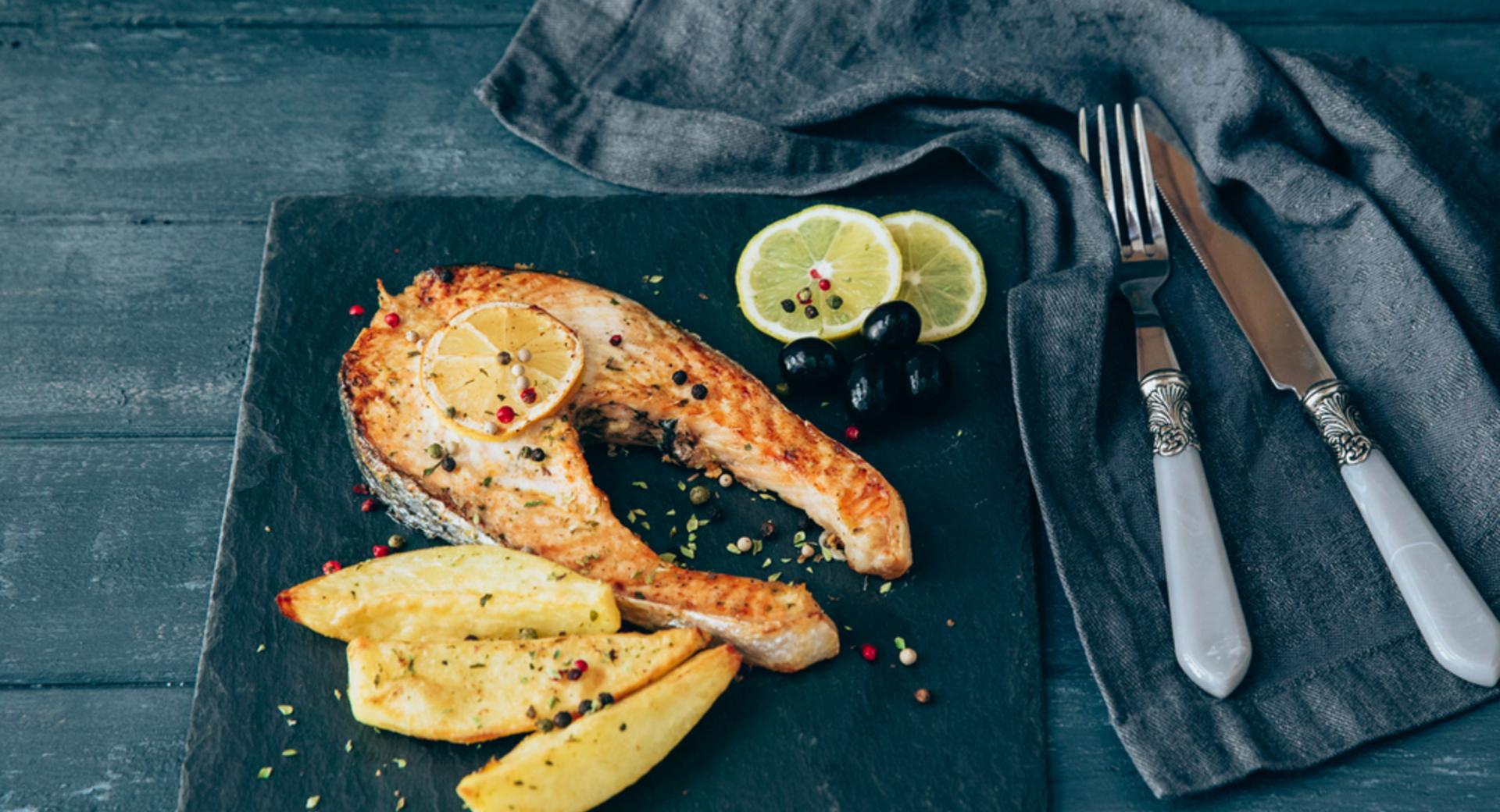 Filetti di salmone con aneto e limone