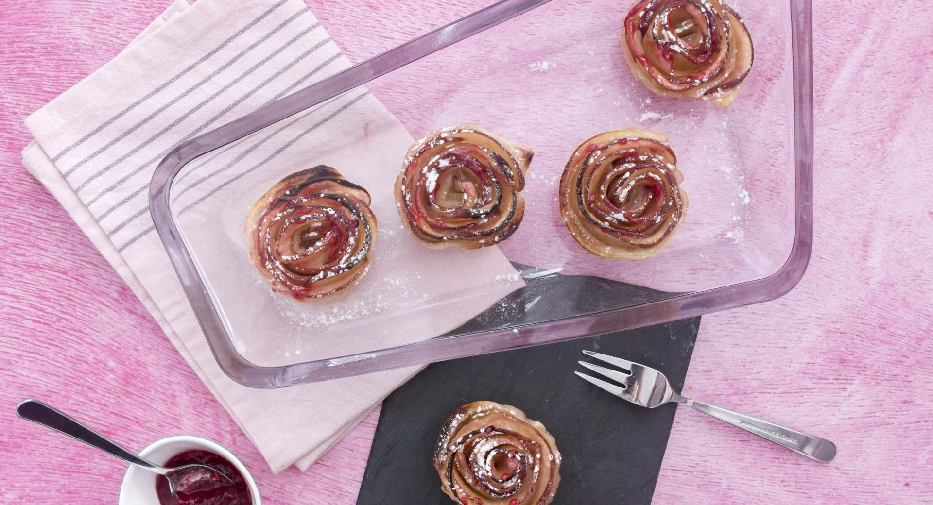 Rose di pasta sfoglia alla mela