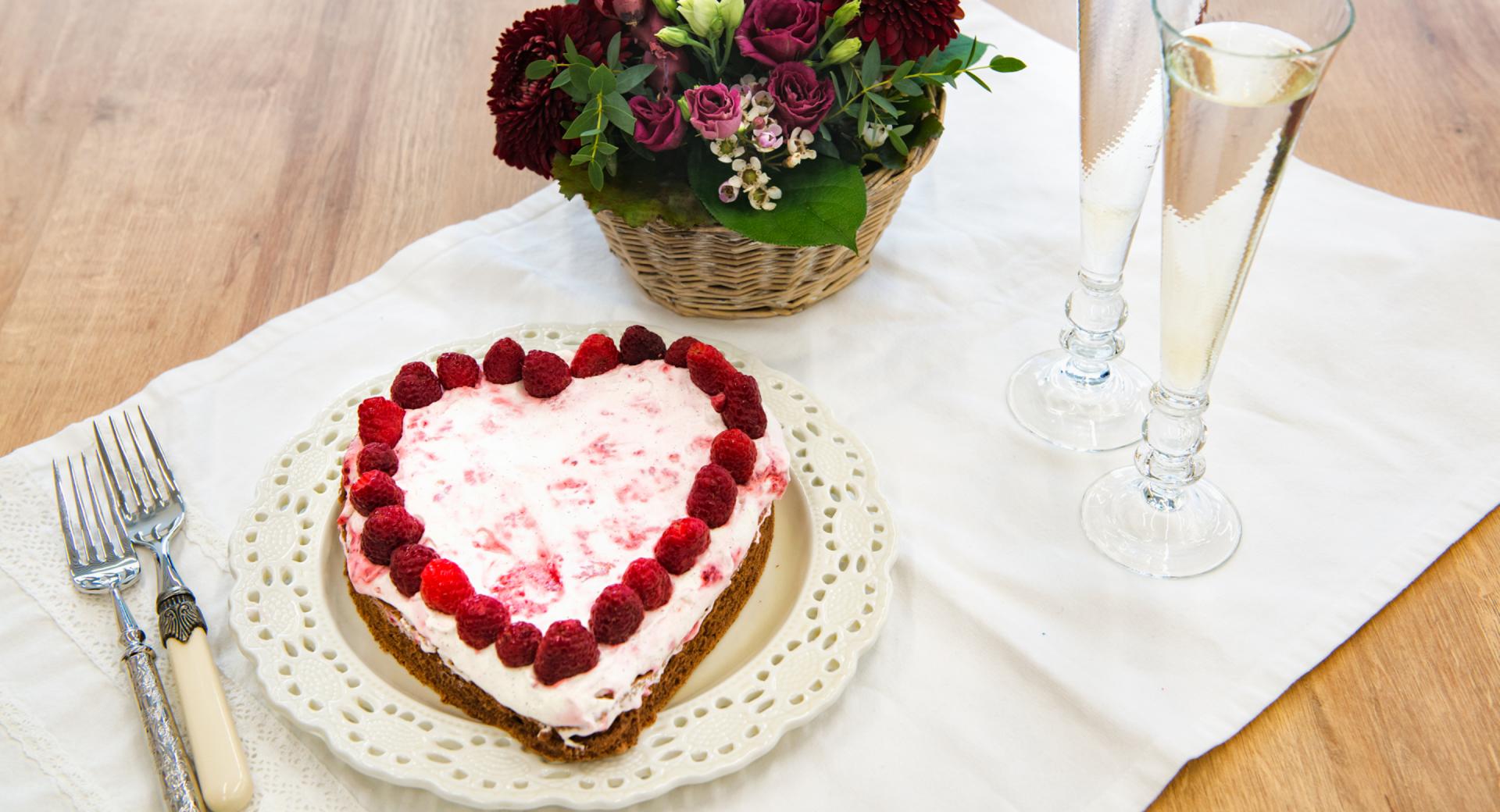 Cuore di cioccolato con panna e lamponi 