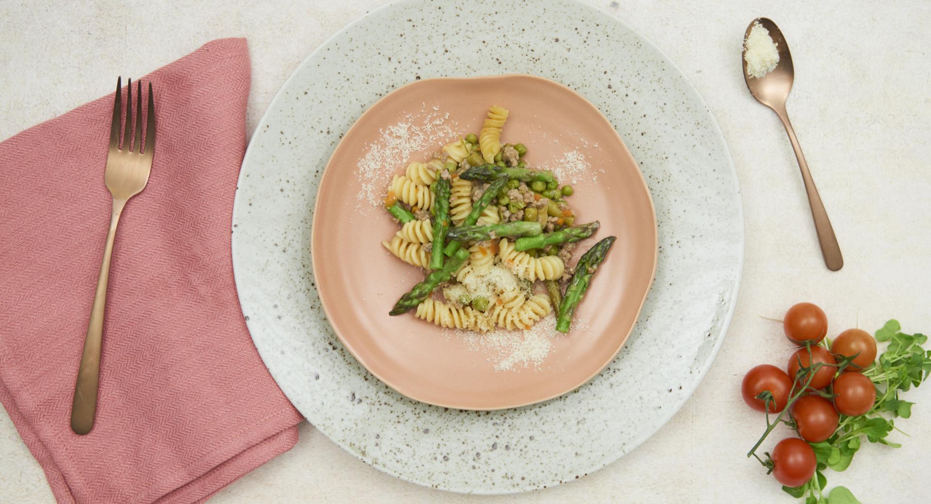 Fusilli con salsiccia, asparagi e piselli