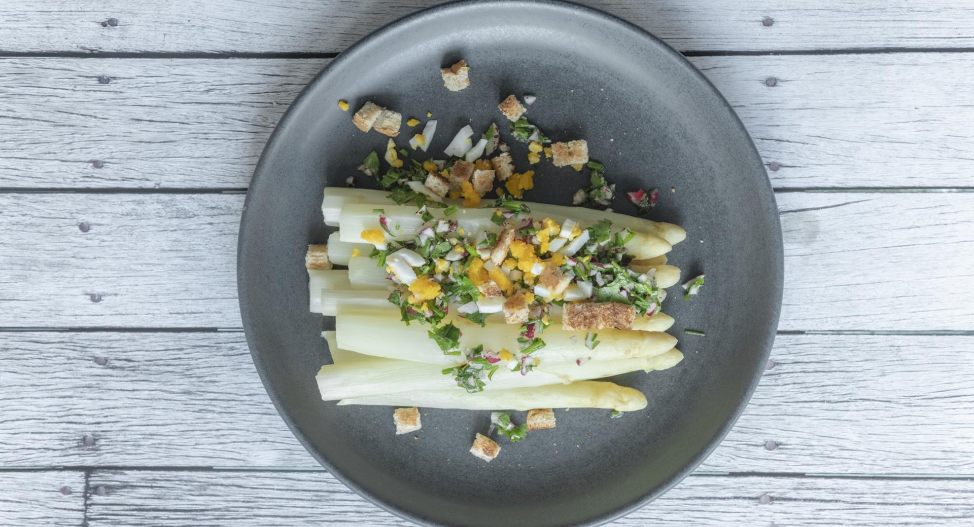 Asparagi con crumble colorato