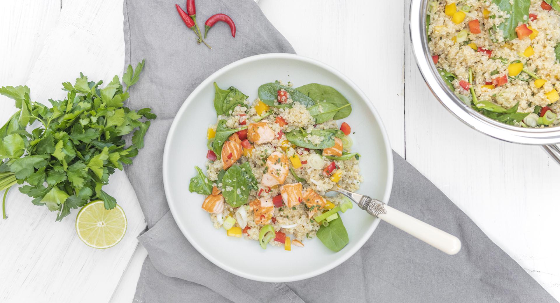 Insalata di quinoa con salmone tiepida