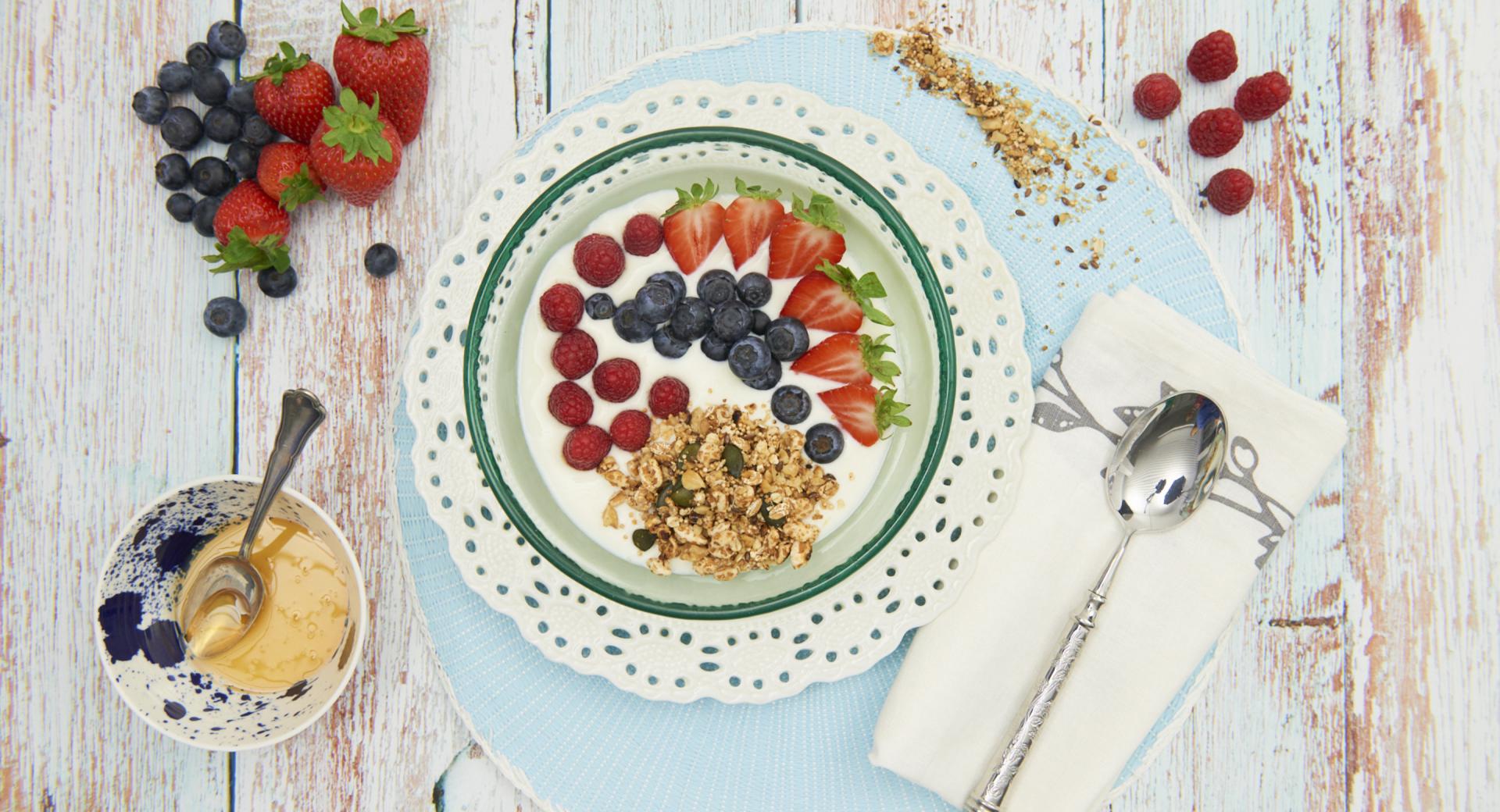 Yogurt con muesli fatto in casa e frutta