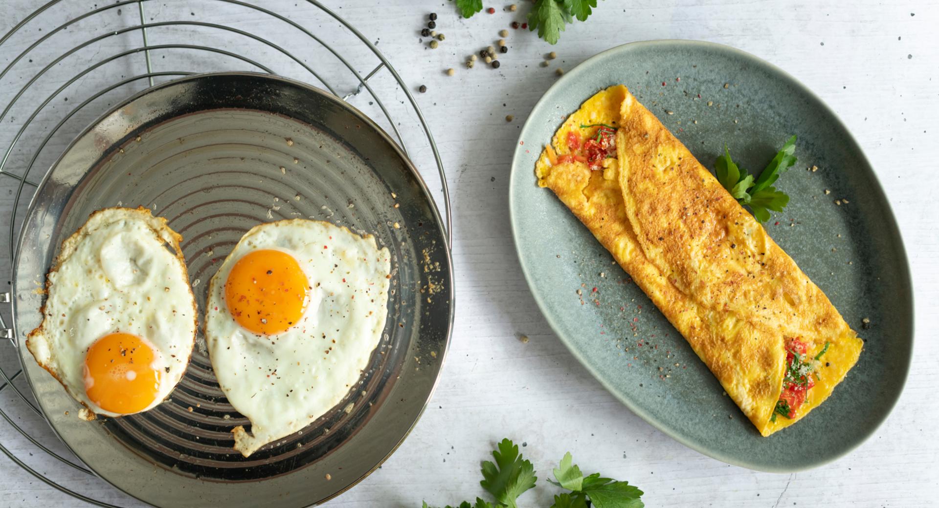 Omelette ripiena e uova al tegamino