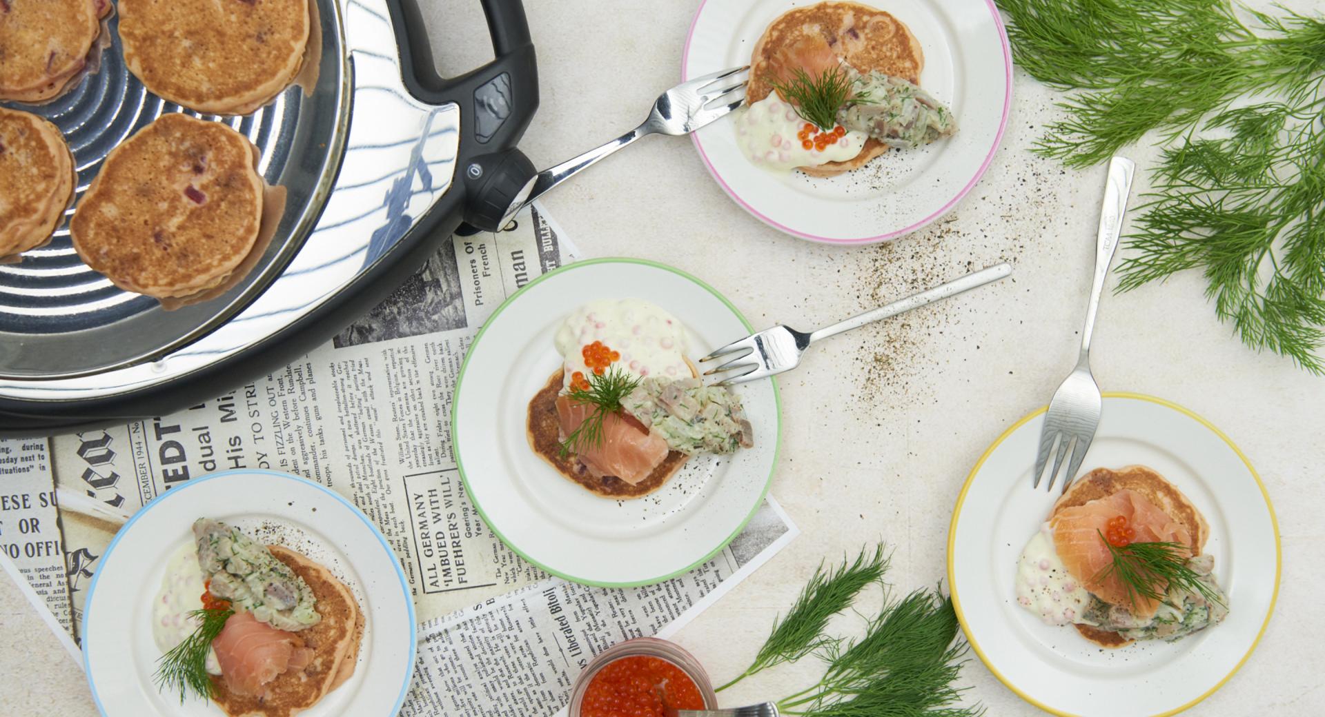 Blini rossi con tartare di aringhe e crema di caviale 