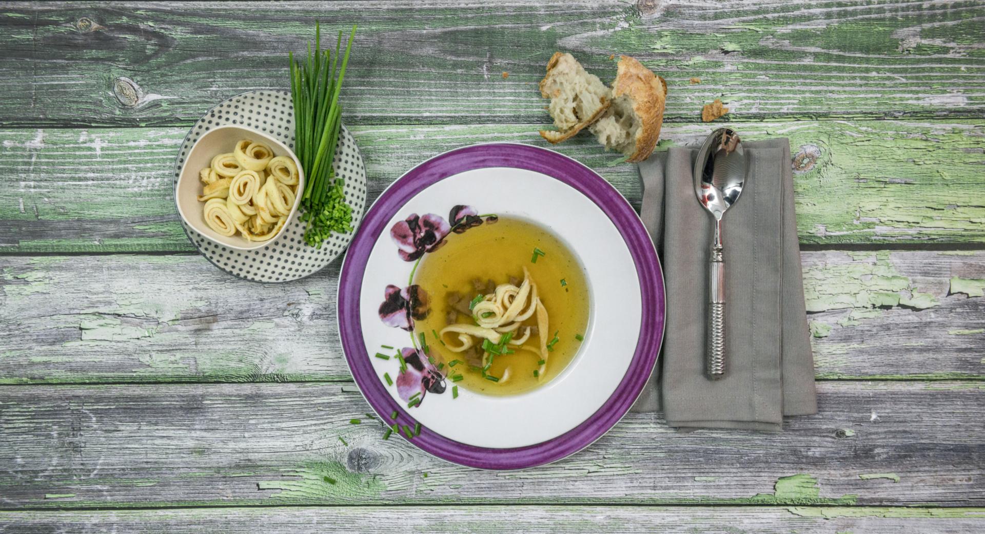 Tagliolini di crespelle in brodo