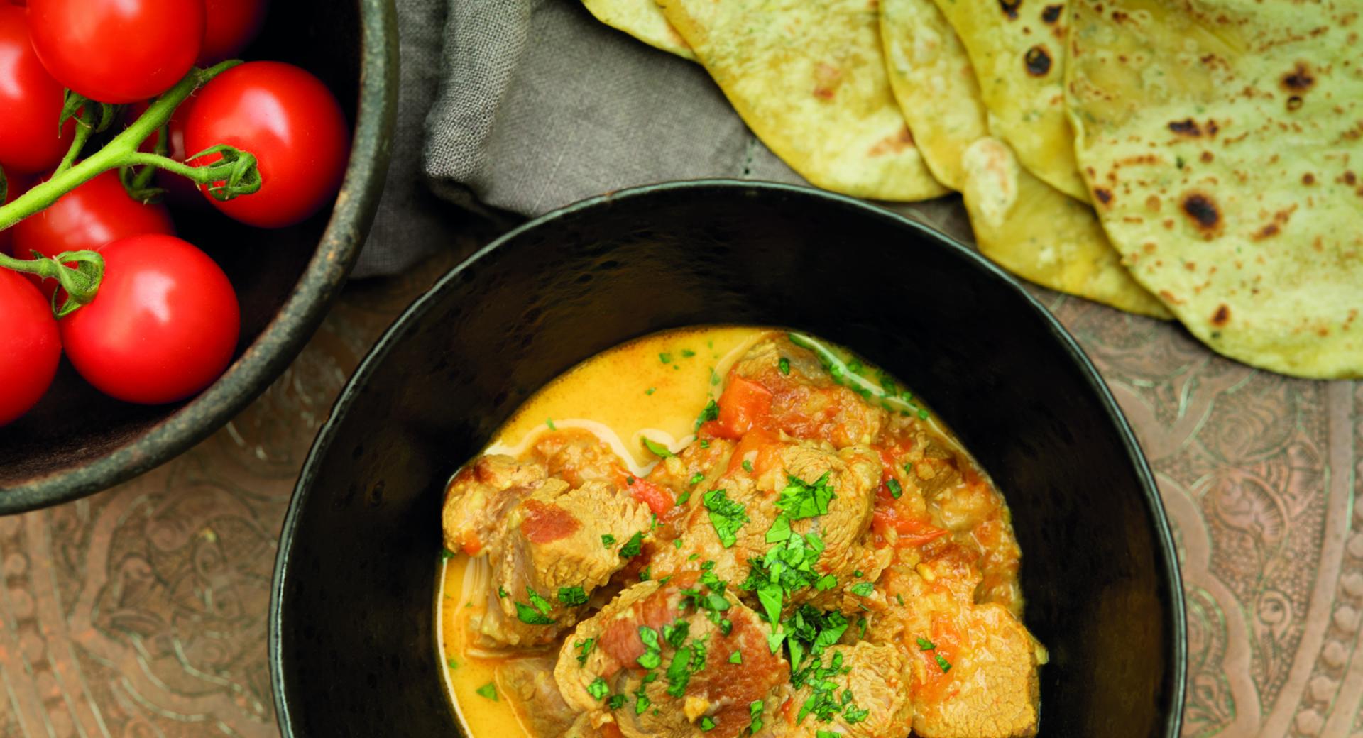 Spezzatino di agnello al curry con pane chapati 