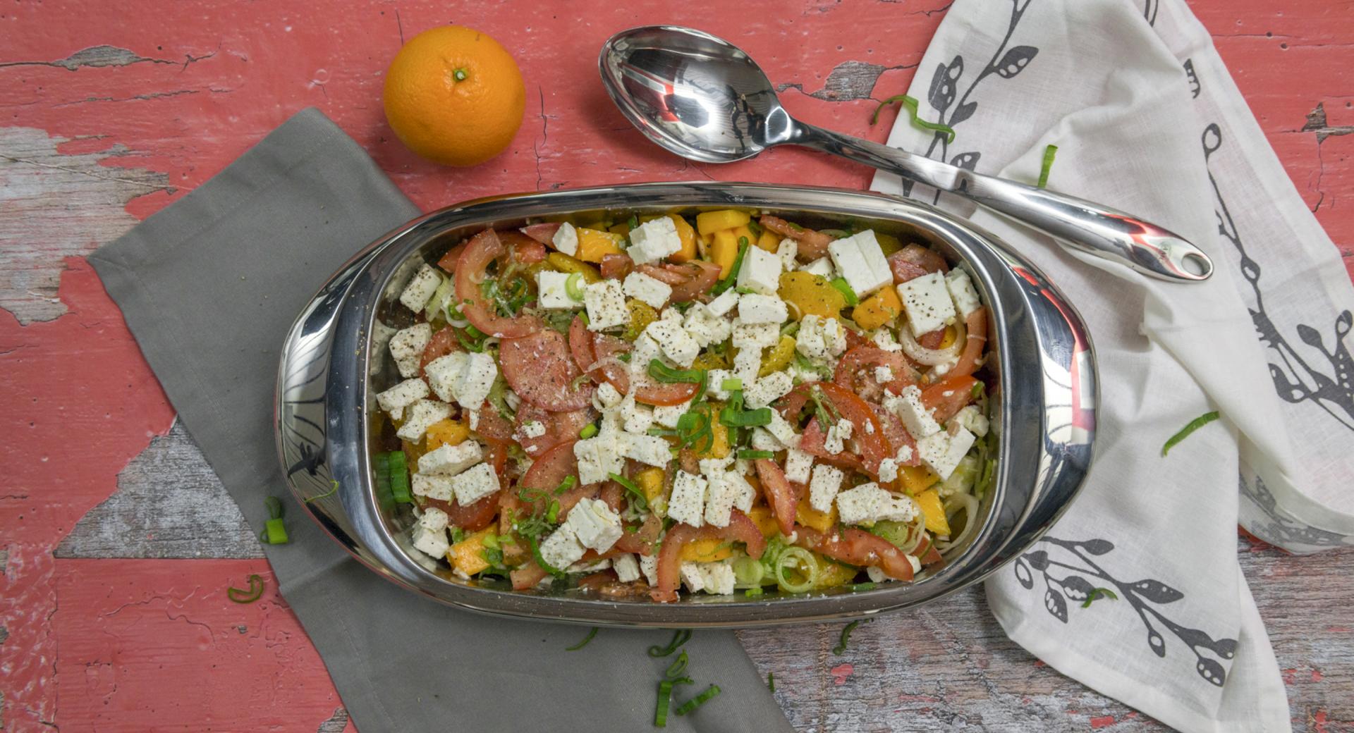 Insalata di pomodori con arance e feta