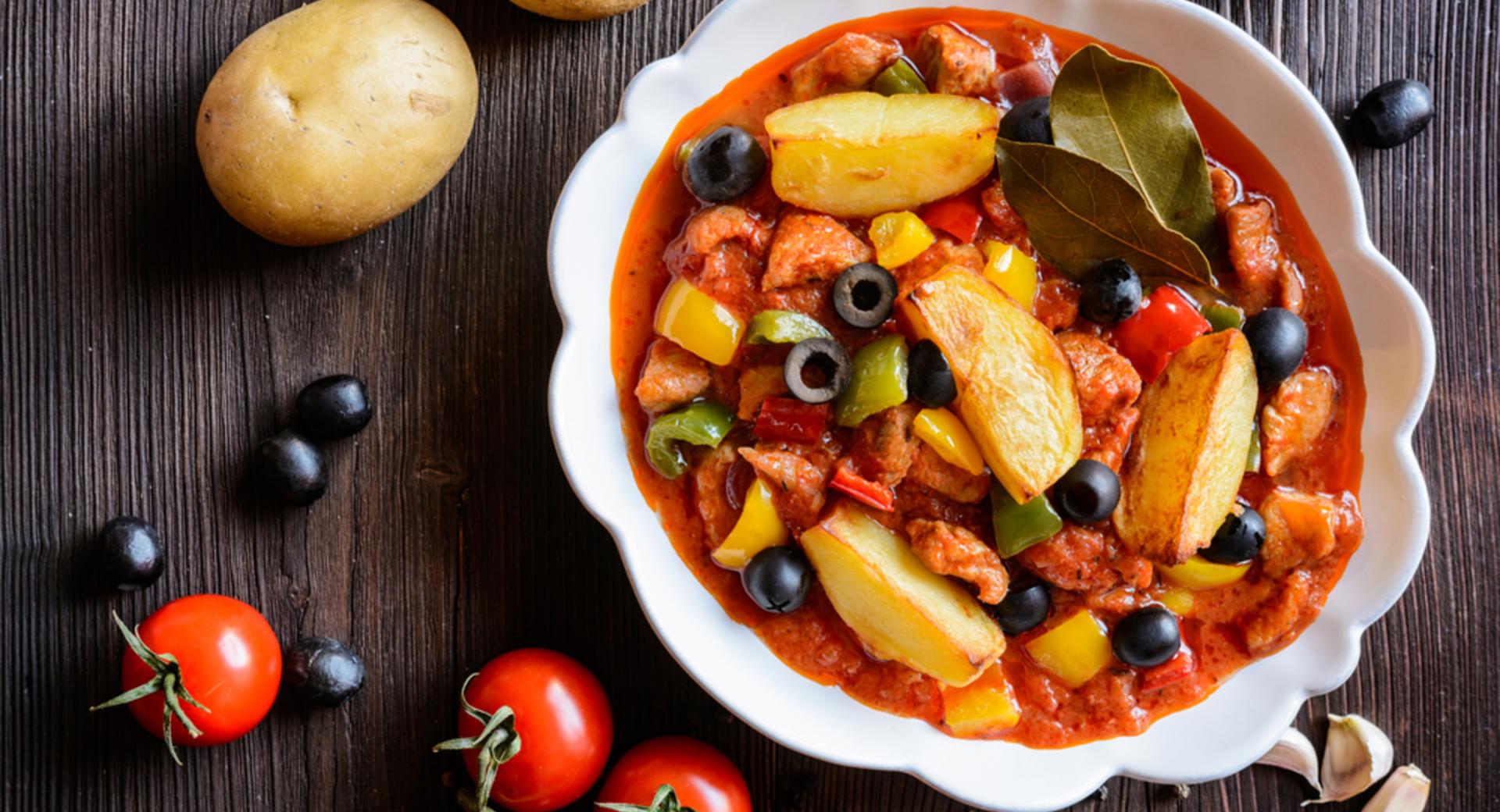 Gulasch di patate e peperoni