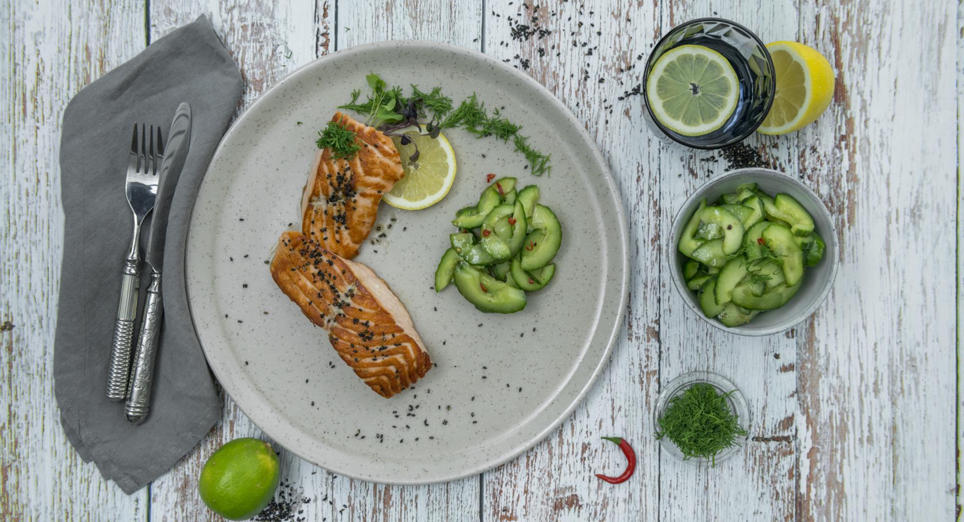 Filetto di salmone con insalata di cetrioli e peperoncino