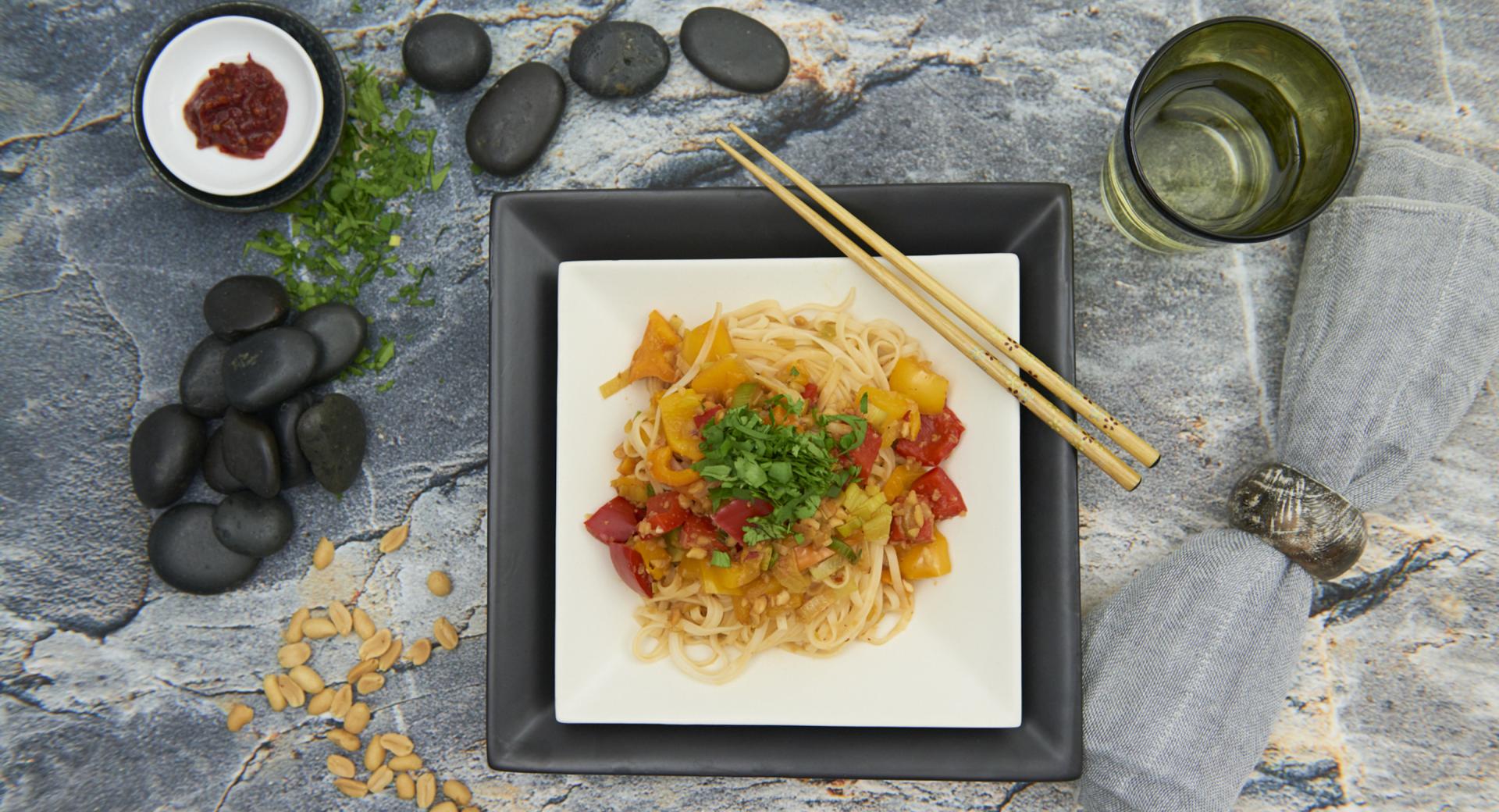 Noodles con verdure e salsa di arachidi piccante