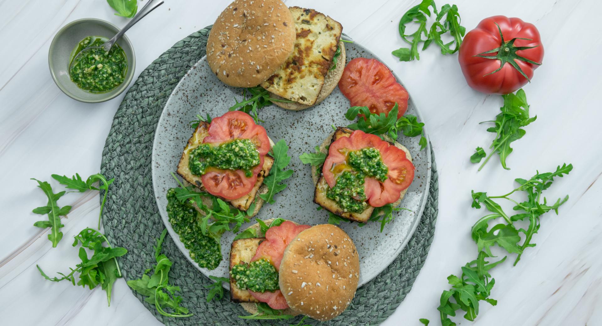 Hamburger con tofu affumicato e pesto