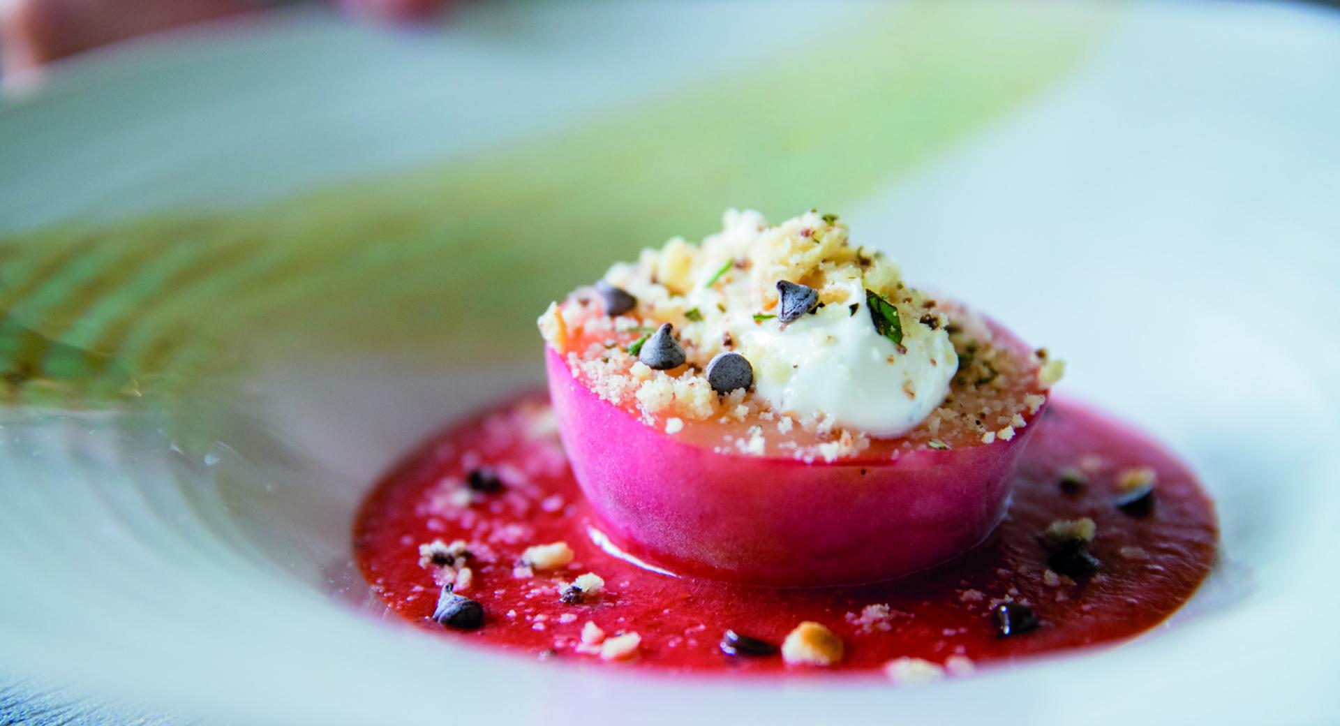 Dessert alla pesca con fragole e rosmarino