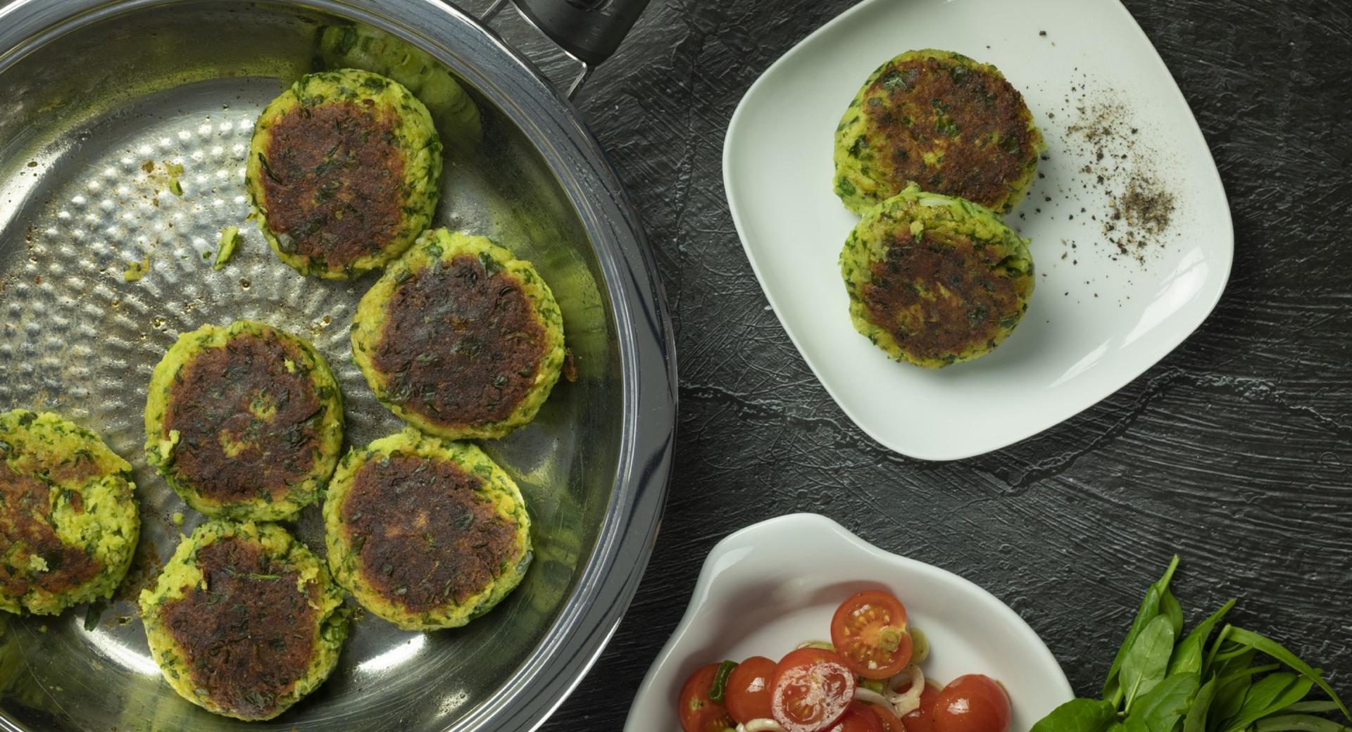 Hamburger di patate con insalata di pomodori