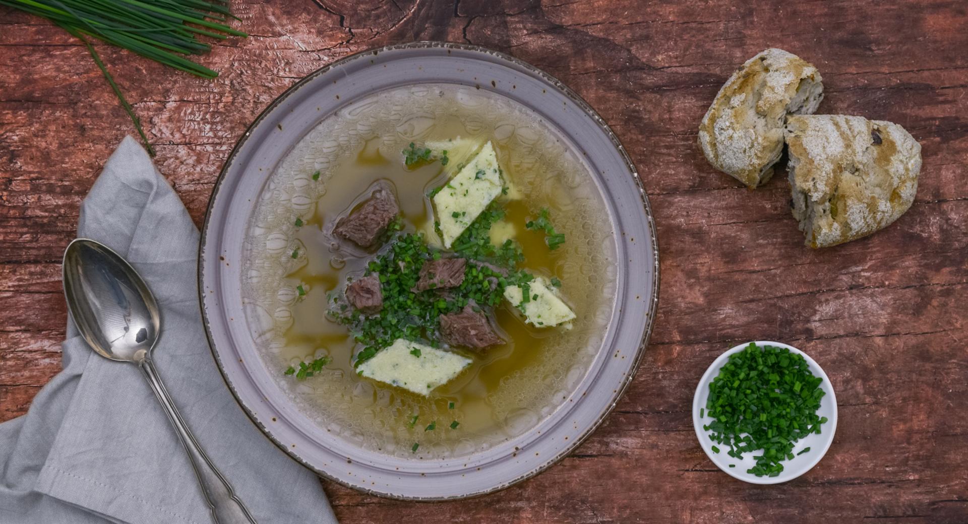 Brodo ristretto di manzo con gnocchetti di semolino