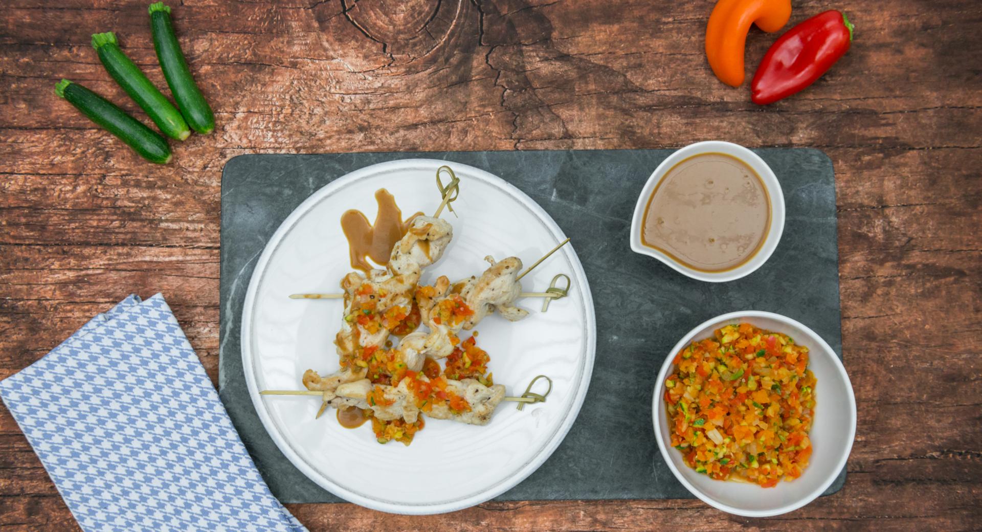 Spiedini di pollo colorati con salsa di arachidi