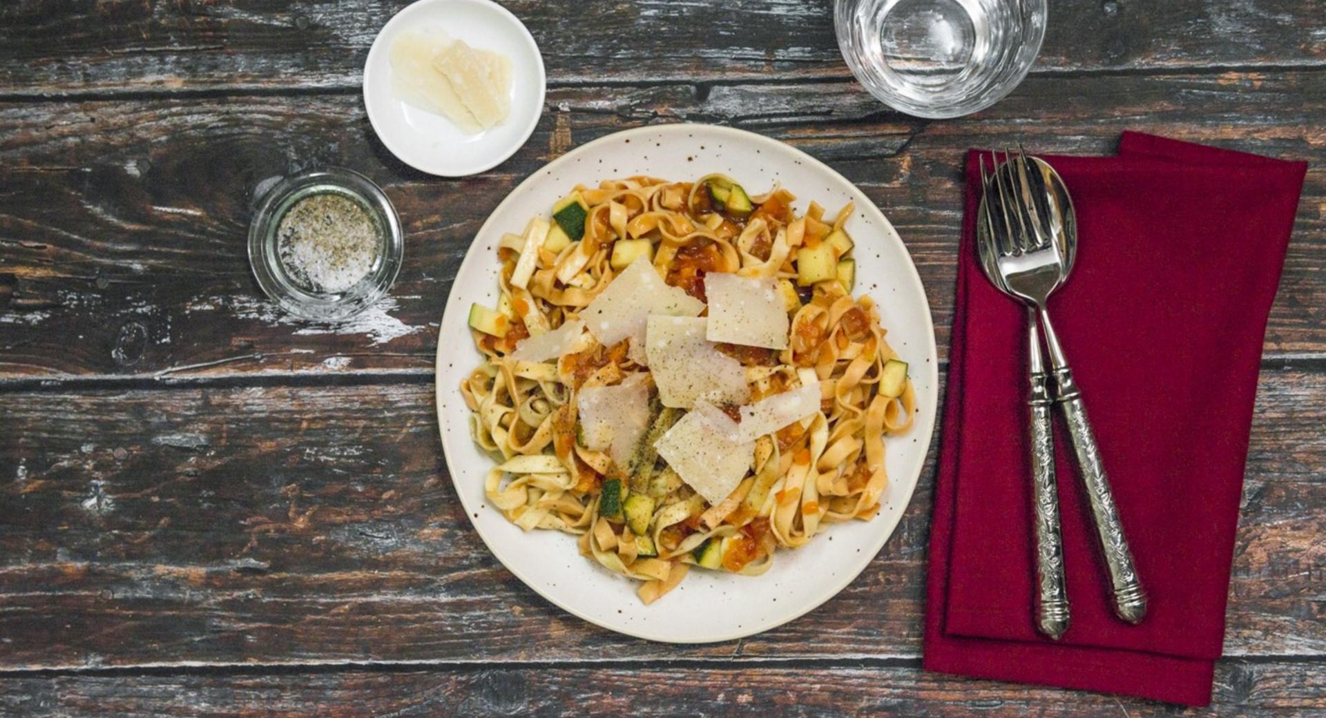 Tagliatelle con ragù di verdure