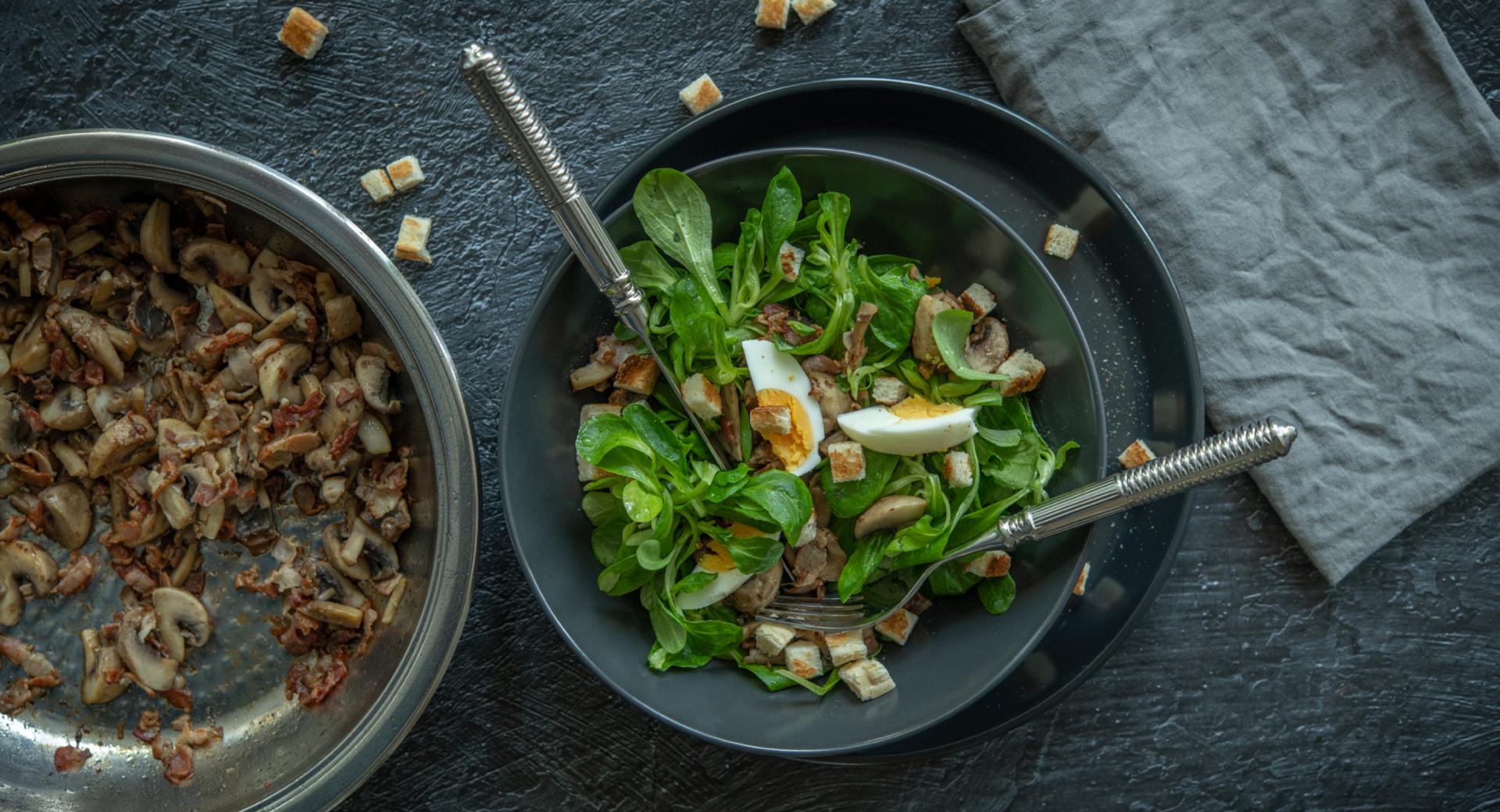 Insalata di valeriana con funghi e speck