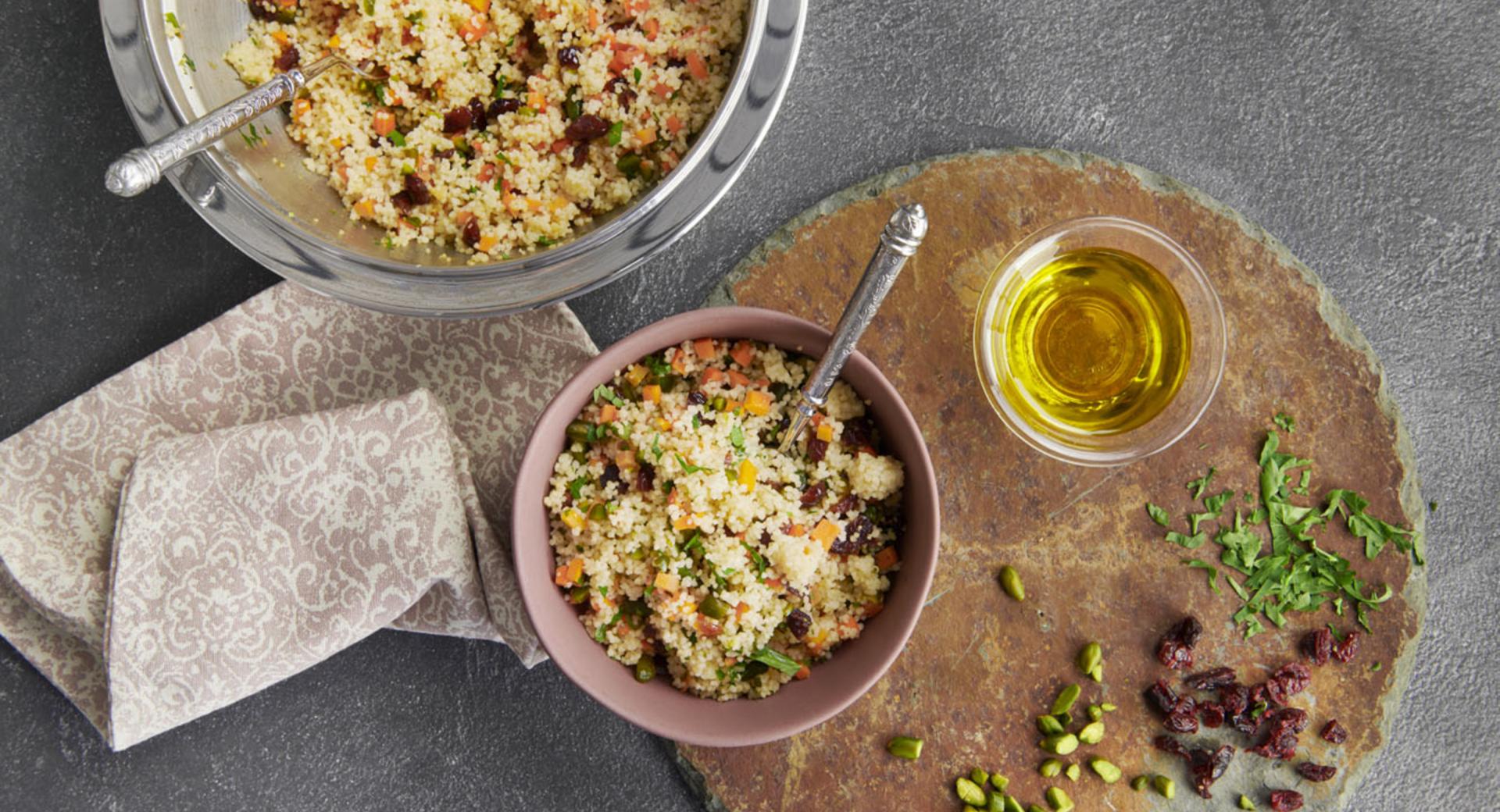 Insalata di couscous con mirtilli rossi e pistacchi