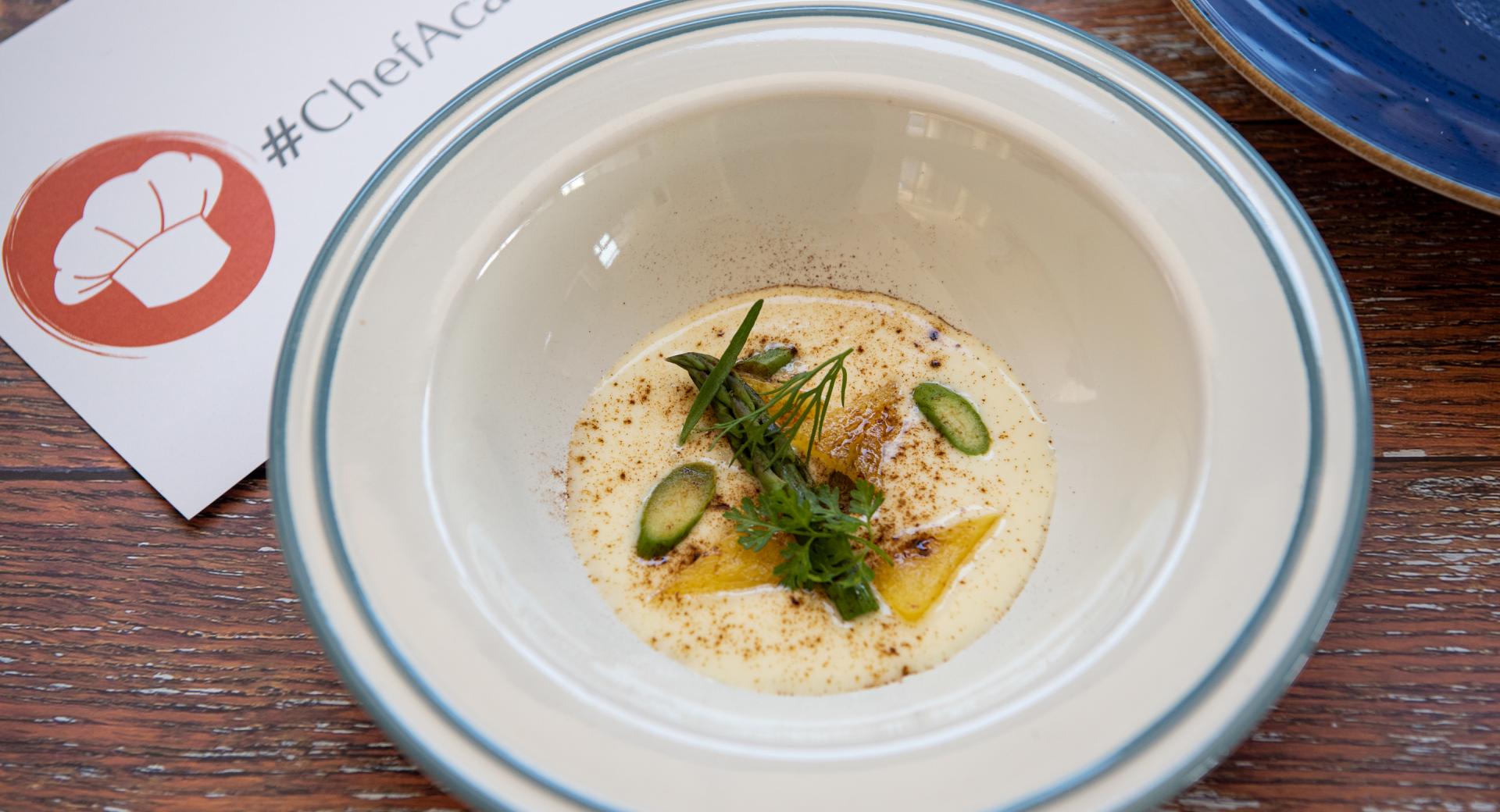 Minestra al cioccolato bianco, ananas, asparagi e polvere di liquirizia 