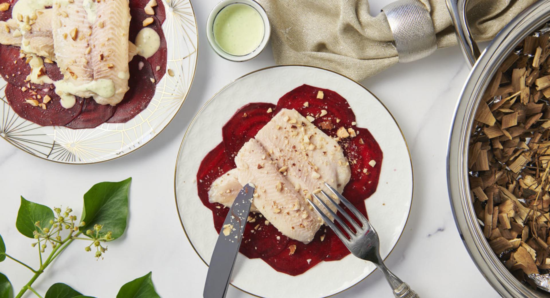 Filetto di trota affumicato su carpaccio di barbabietola