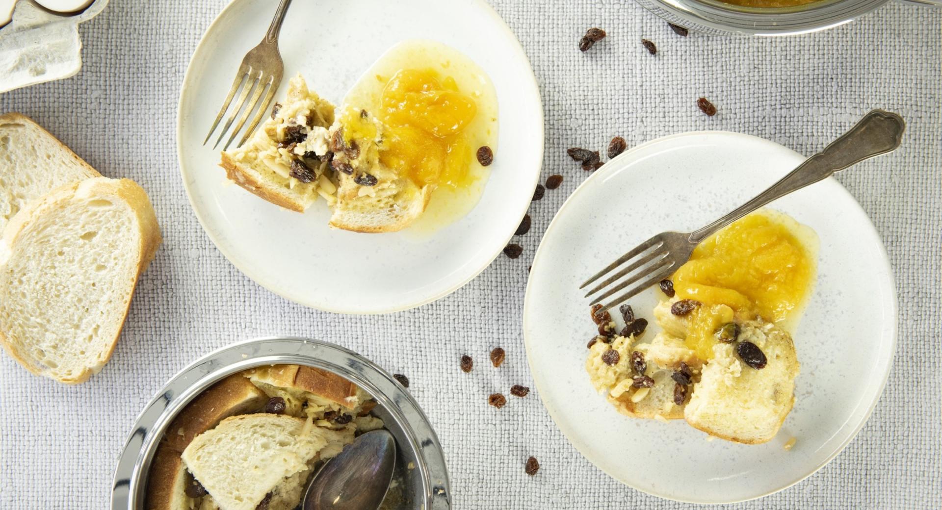 Pudding di pane con composta di albicocche