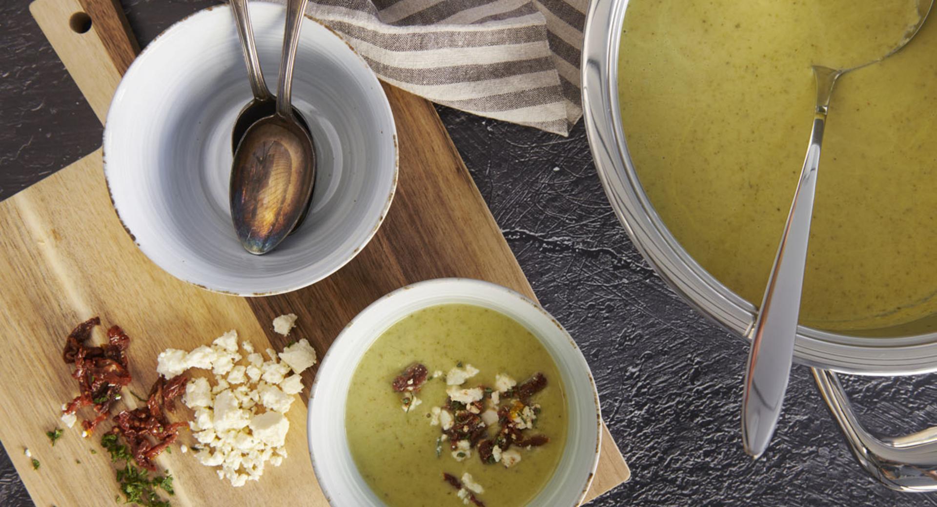 Zuppa di cavolo verza e mela con feta