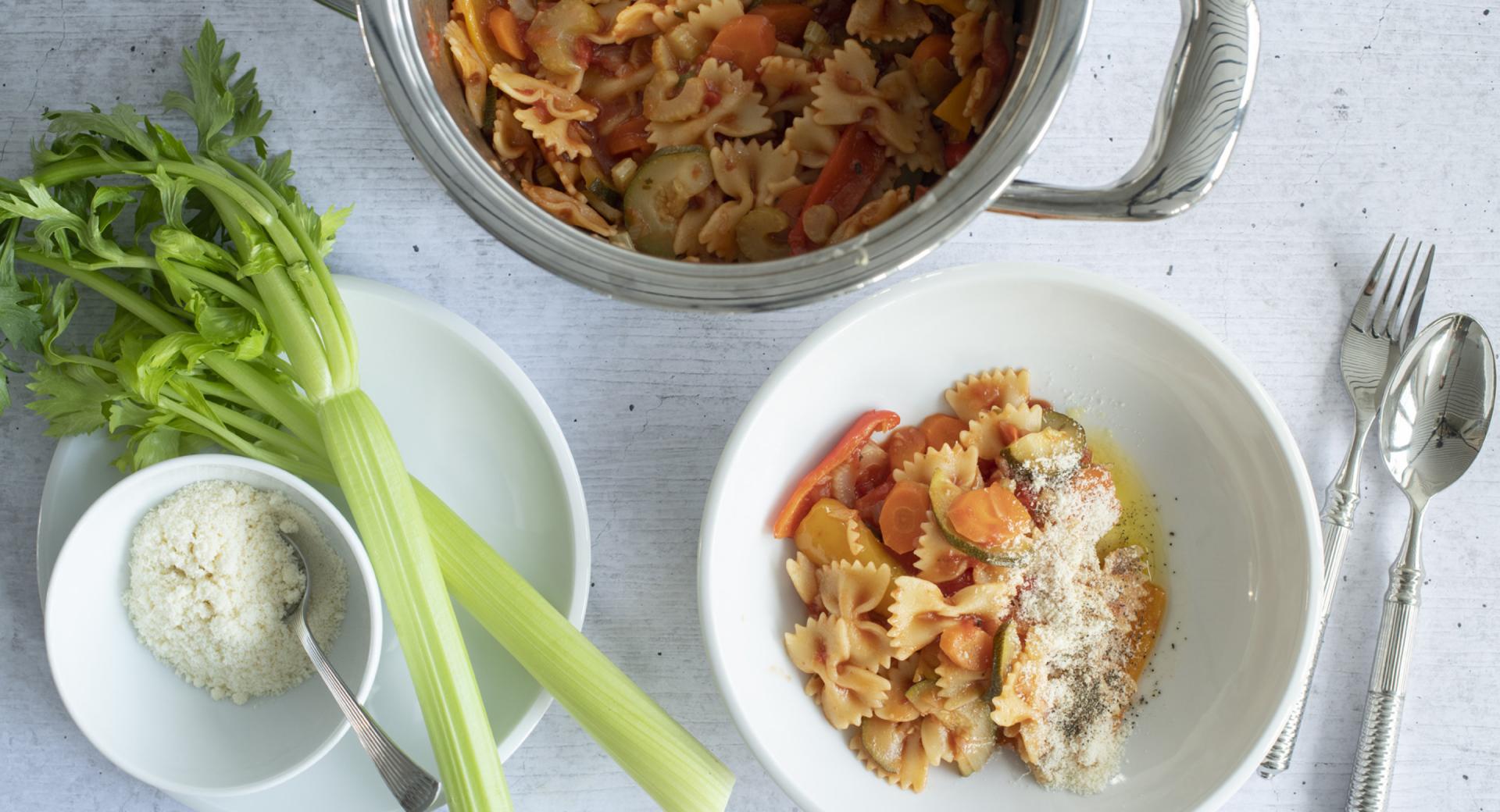 Farfalle con salsa di pomodoro colorata