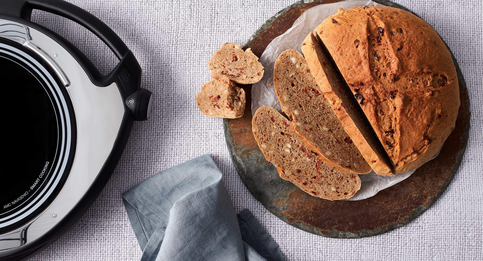 Pane con anacardi e pomodori