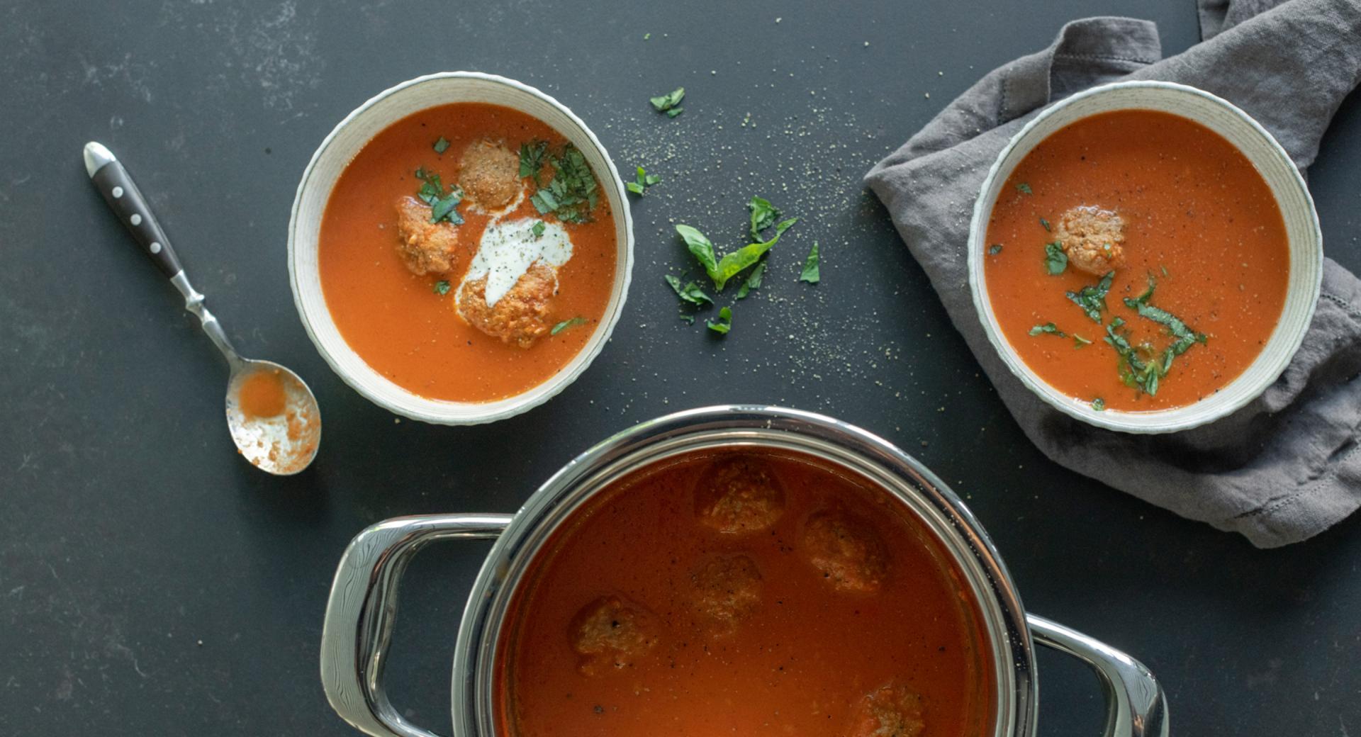 Zuppa di pomodoro con polpette di carne