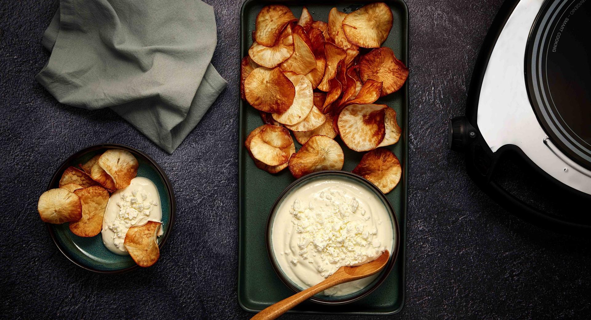Patatine di manioca con salsa allo yogurt e feta