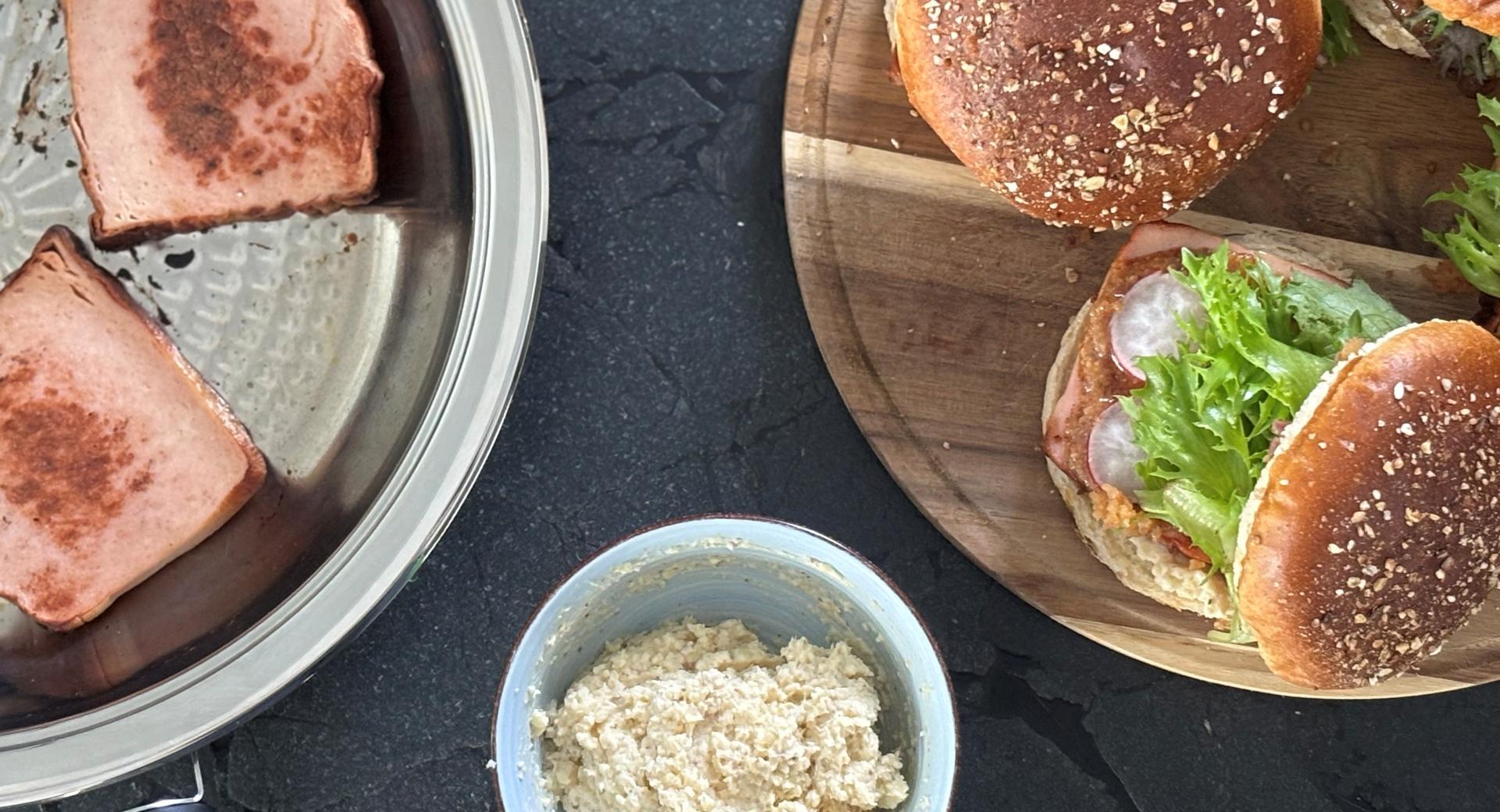 Hamburger di Leberkäse con Obazda e salsa di mele Hamburger di Leberkäse con Obazda e salsa di mele
