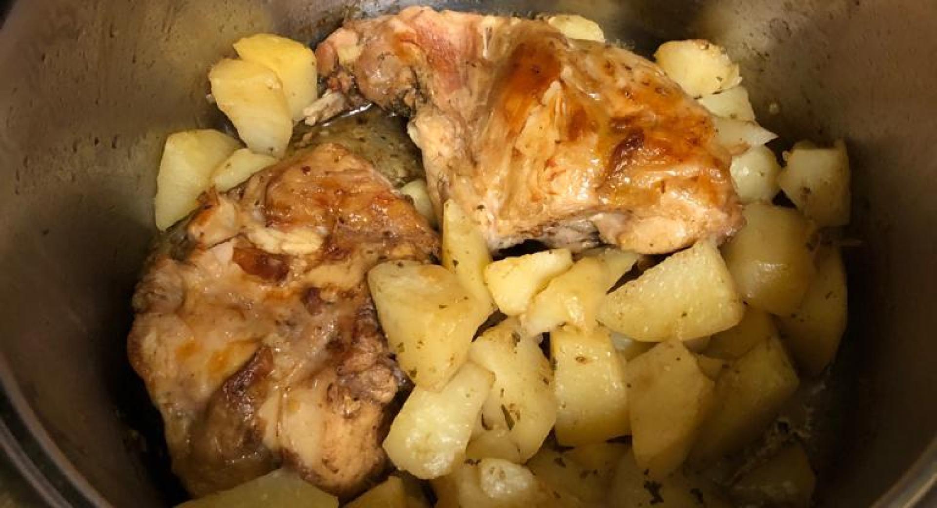 Arrosto di coniglio e patate in unica cottura.