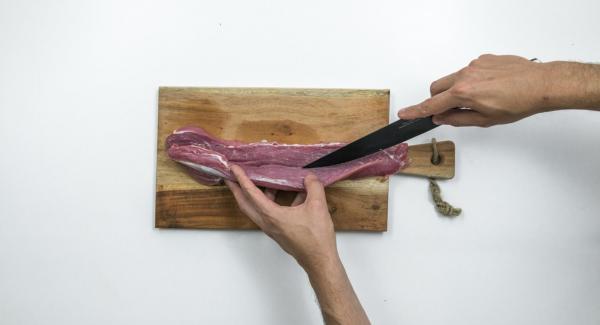 Incidere la lonza per il lungo e ricavare una tasca.
Tagliare le albicocche a dadini, sbucciare gli scalogni e tagliarli a metà.