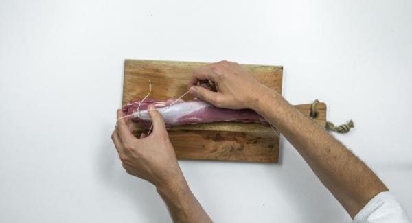 Chiudere la tasca di carne e legarla con uno spago da cucina.