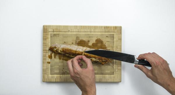 Tagliare l’arrosto a fette, guarnire con gli scalogni, insaporire e servire.