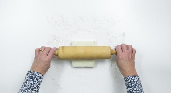 Distendere la pasta sfoglia sul piano di lavoro infarinato e tagliarla in dodici quadrati di circa 10 x 10 cm.