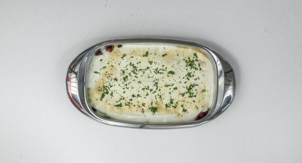 Tritare le foglie di menta piperita e cospargerle sullo strato di yogurt. Guarnire generosamente con lo zucchero di canna, oppure servire lo zucchero a parte.