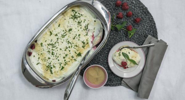 Tritare le foglie di menta piperita e cospargerle sullo strato di yogurt. Guarnire generosamente con lo zucchero di canna, oppure servire lo zucchero a parte.