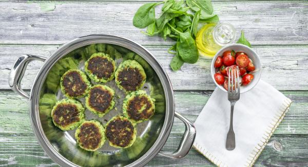 Servire i burger con l'insalata di pomodorini.