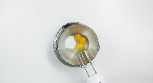 Il giorno precedente, mescolare il tuorlo d'uovo con lo zucchero fino a quando quest'ultimo si dissolve.