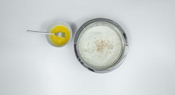 Mescolare la farina, lo zucchero e il sale e formare una fontana. Far sciogliere il lievito e aggiungere l'olio.