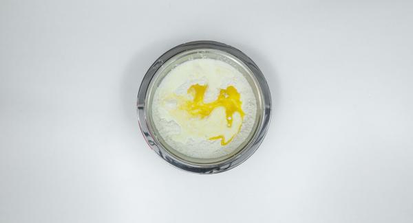 Aggiungere le uova sbattute e versare il latte caldo nell'impasto. Impastare tutto insieme sino ad ottenere una massa liscia e morbida.