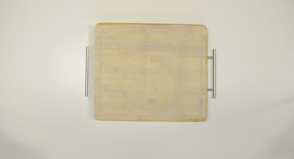 Con l'aiuto di un coperchio da 24 cm, ritagliare un disco di carta da forno e posizionarlo nell'Unità di cottura. Ungere i bordi dell'Unità di cottura con lo strutto.