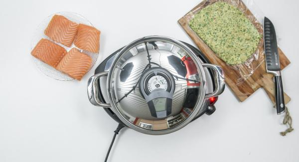 Al suono di Audiotherm, abbassare Navigenio a livello 2 e rosolare i filetti di salmone.