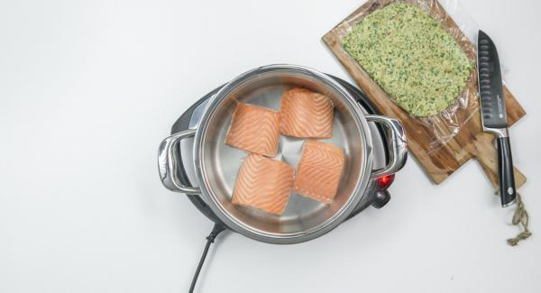 Al suono di Audiotherm, abbassare Navigenio a livello 2 e rosolare i filetti di salmone.